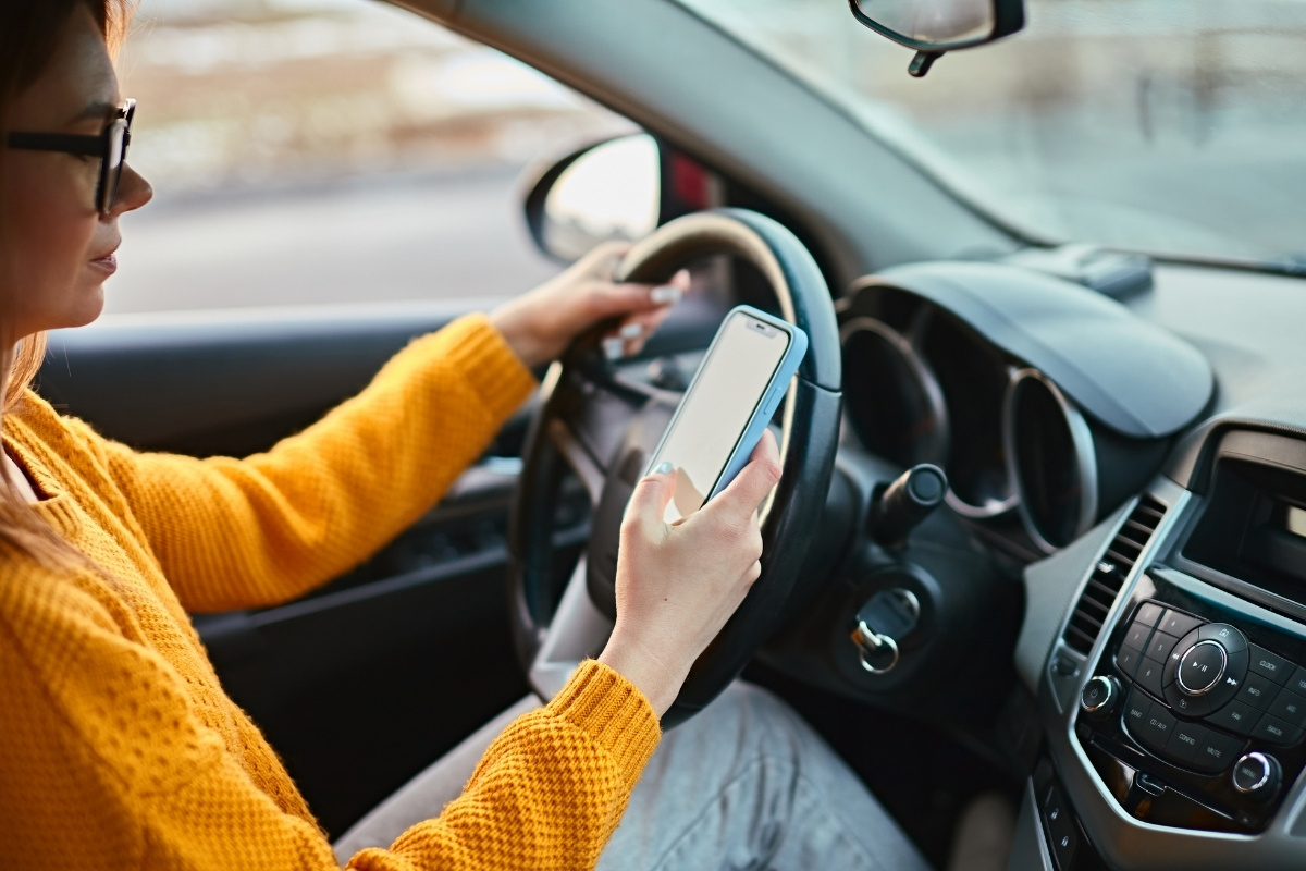 Iata ce risti daca vorbesti la telefon atunci cand conduci!